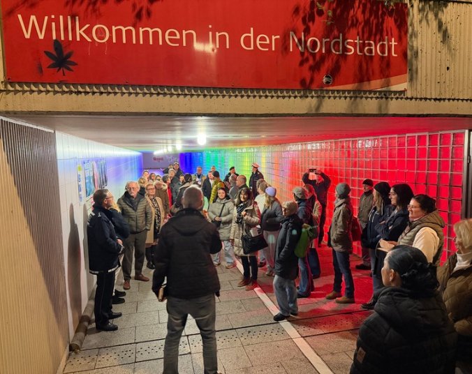 Die Gruppe versammelt sich an der Unterführung bei der Metzstraße.