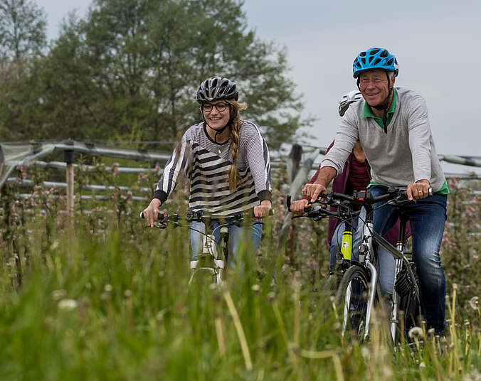 Ein Mann und ein Frau auf dem Fahrrad.