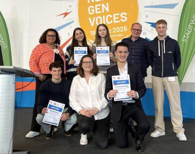 Ein Gruppenbild mit Mitgliedern des Jupas und des Kreisjugendrats beim Young Speaker Contest