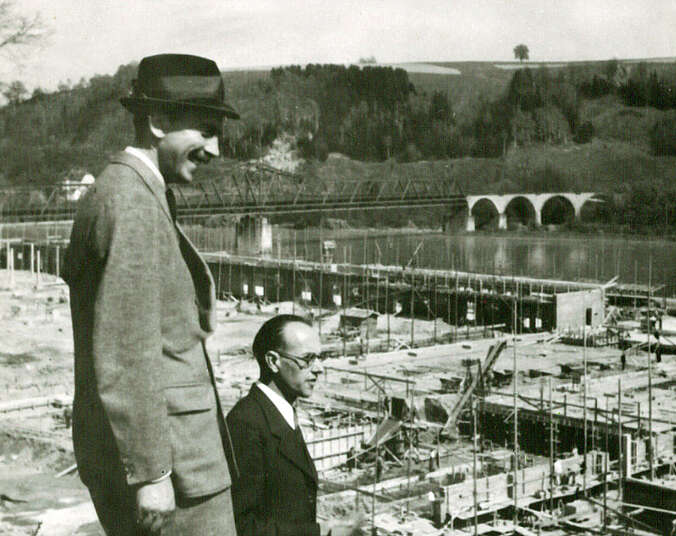 Zwei Männer vor Baustelle. (Foto: ZF Friedrichshafen AG)