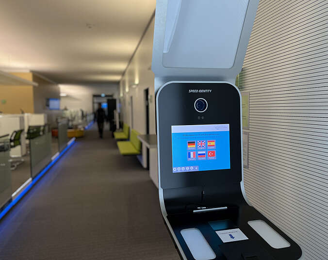 Gerät zur Aufnahme von Fotos und Fingerabdrücken mit Monitor im Bürgerservice der Stadt Friedrichshafen