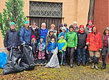Gruppenfoto nach getaner Arbeit mit einem Teil der Helfenden am Ende der Sammelaktion vor dem Wasserturm im Riedlewald. 