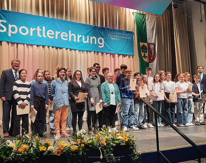 Gruppenbild auf Bühne: Ehrungsblock 1