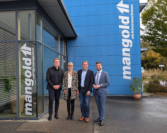 Drei Männer und eine Frau vor dem Firmenschild Mangold