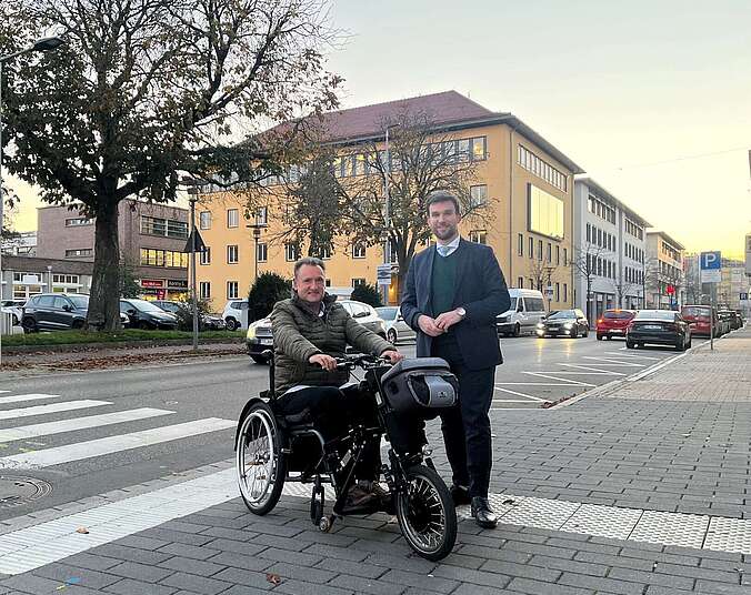 Freddy Pfleiderer, Behindertenbeauftragter der Stadt Friedrichshafen, und Erster Bürgermeister Fabian Müller an der Ecke Charlottenstraße-Katharinenstraße.