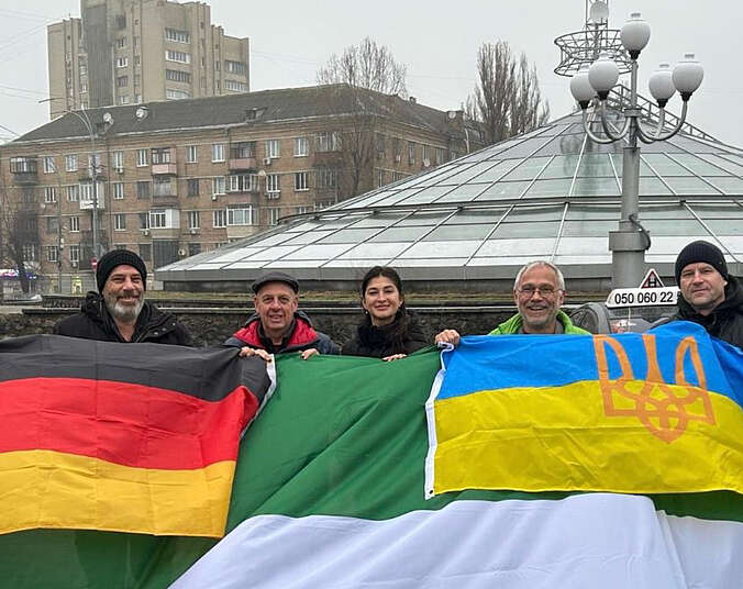 Männer mit verschiedenen Flaggen