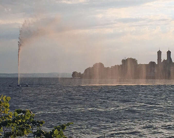Seefontäne im Bodensee und im Hintergrund die Schlosskirche