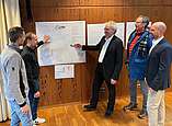 Hannes Haueis, Schenk AG Heldswil und Fachplaner Holger Greiner erläutern gemeinsam mit Wolfgang Kübler, Amtsleiter Stadtbauamt, Projektleiter Ulrich Finkenberger und GZH-Leiter Matthias Klingler die Abläufe an der GZH-Baustelle für die Seethermie-Leitung. 