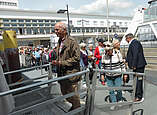 Oberbürgermeister Andreas Brand begrüßt die Seniorinnen und Senioren zur Schifffahrt auf dem Bodensee.