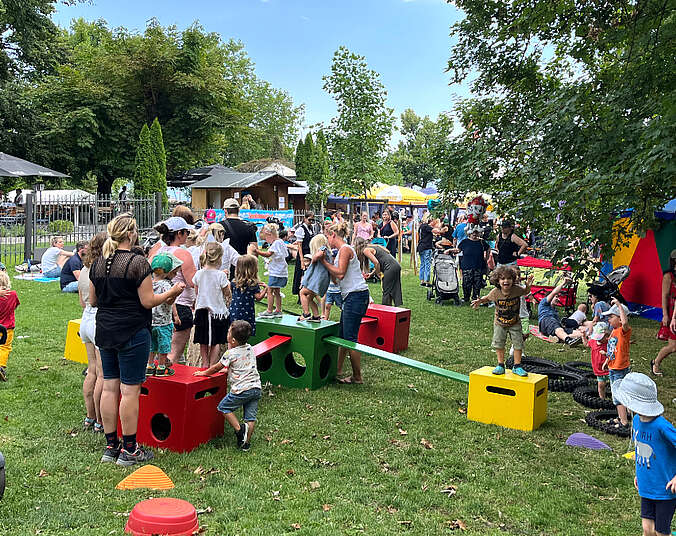 Kinder und Erwachsene auf der Aktionswiese. (Foto: Stadt Friedrichshafen)