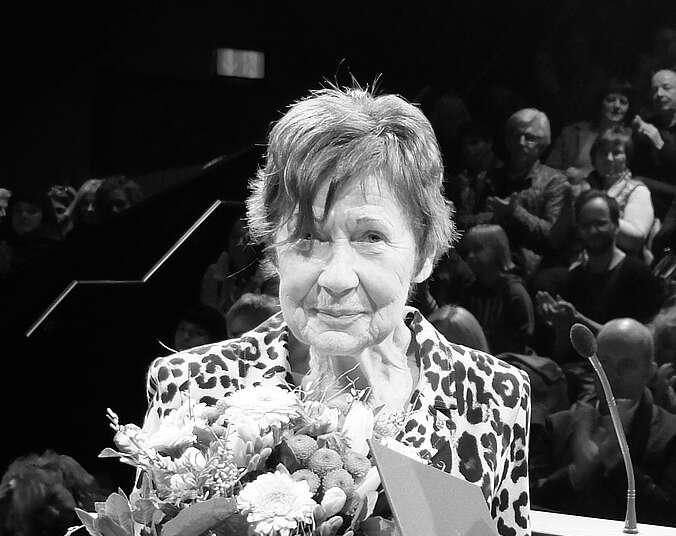 Portrait von Frau in Schwarz-Weiß