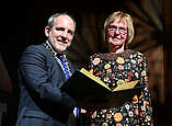 Ingrid Stehle erhält die Ehrenmedaille der Stadt von OB Simon Blümcke. (Foto: Felix Kästle)