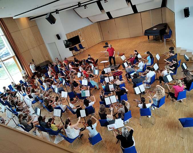 Orchester probt in Musiksaal
