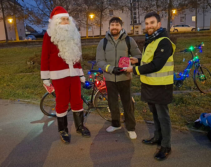 Weihnachtmann mit zwei Männern