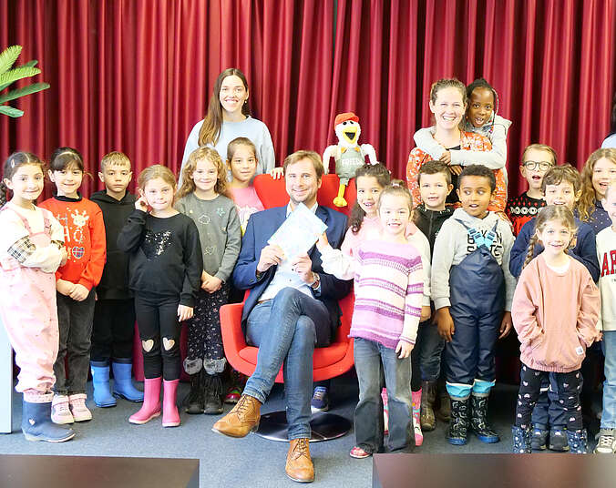 Schülerinnen und Schüler der Ludwig-Dürr-Schule zusammen mit Bürgermeister Andreas Hein