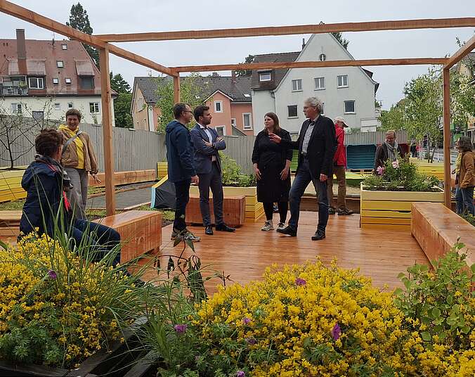 Menschen zwischen Pflanzen