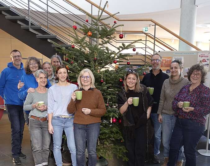 Gruppenfoto mit Weihnachtsbaum (Foto: vhs Friedrichshafen)