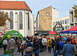 Festbesucher auf dem Adenauerplatz (Foto: Stadtmarketing Friedrichshafen)