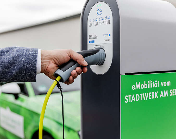 Säule mit E-Ladepistole