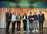 Mit einer Sonderehrung ausgezeichnet: Marlene Jung vom VfB Friedrichshafen, Abteilung Leichtathletik (Nachwuchssportlerin des Jahres 3. Links), Victoria Egger-Buck (stellvertretend für die Mannschaft des Jahres der Seglerinnen des Württembergischen Yacht-Clubs, Mitte), Giuseppe Crimi vom Taekwondo Ailingen (Nachwuchssportler des Jahres, 3. rechts), Markus Kaufmann vom RSV Seerose (Sportler des Jahres, 2. rechts); Detlef Maaß, Amt für Sport, Freizeit und außerschulisches Lernen (links), Andrea Apfelbacher, Abteilungsleiterin Sport und Vereine im Amt für Sport, Freizeit und außerschulisches Lernen (2. Links), Erster Bürgermeister Andreas Hein (rechts). 