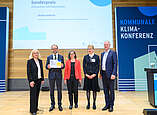 Der Erste Landesbeamte Christoph Keckeisen (2.v.l.) nahm den Preis auf der Kommunalen Klimakonferenz in Berlin entgegen
Foto: Peter Himsel/Difu
