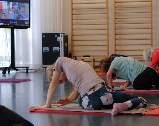 Frauen bei Pilates-Übungen. (Foto vhs-FN)
