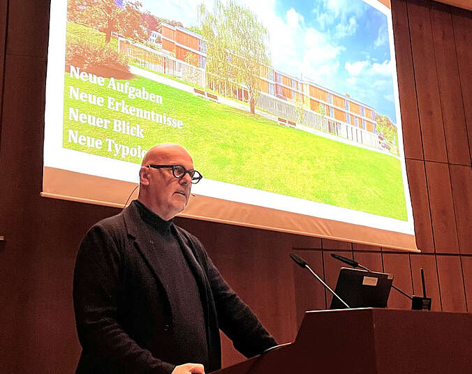 Professor Jörg Aldinger am Rednerpult.