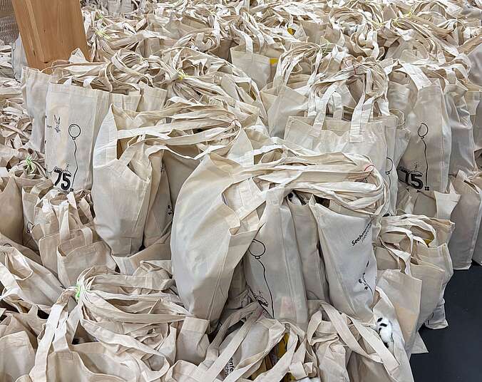 Raum voll mit gefüllten Stofftaschen