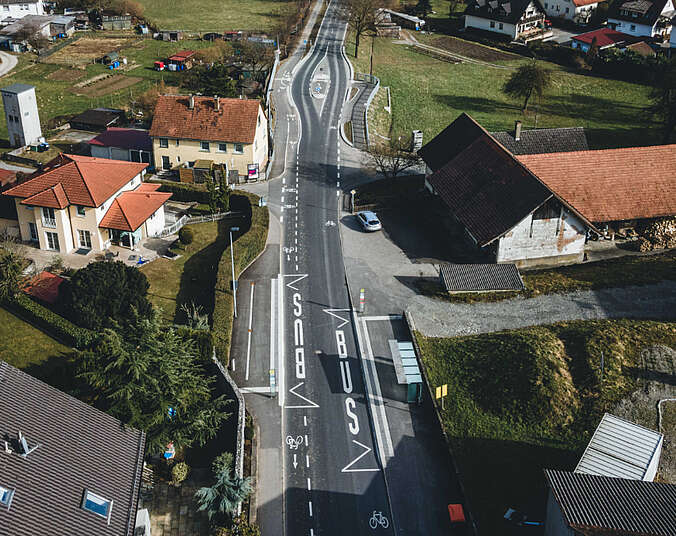 Eine Luftaufnahme der barrierefreien Bushaltestelle in Unterraderach