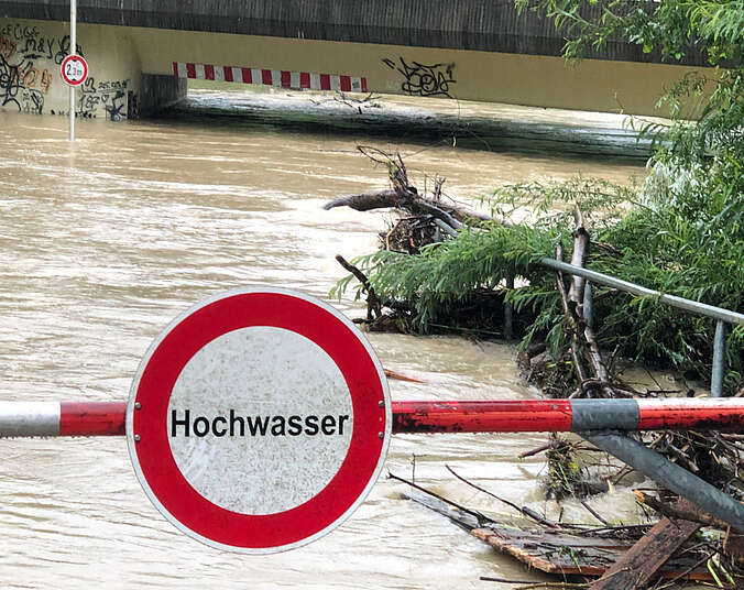 Schranke mit Schild „Hochwasser“