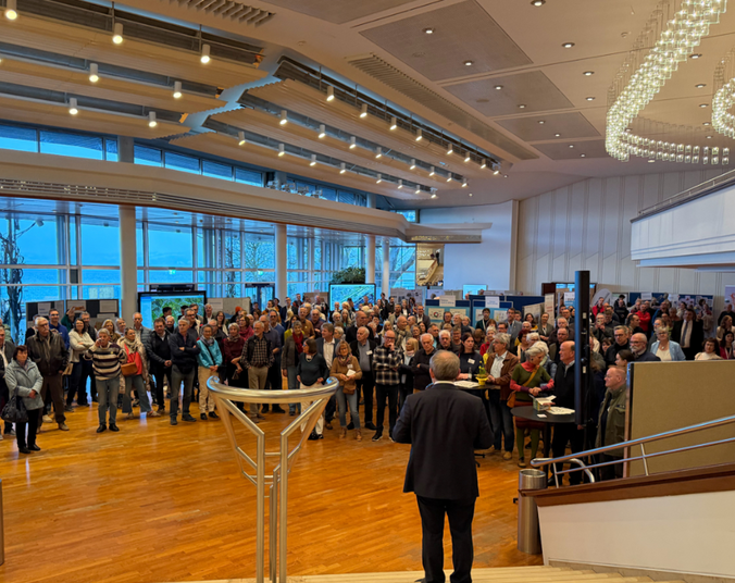 Die Bürgerinnen und Bürger im Foyer des Graf-Zeppelin-Hauses