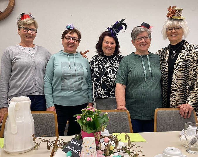 Gruppe von fünf Frauen