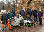 Ein Teil der freiwilligen Helferinnen und Helfer bei der Sammelstelle im Seewald. Auch ein Rasenmäher war unter den eingesammelten Gegenständen. 