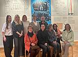 Auf Initiative des Jugendparlamentes und des Seniorenbeirates führt Dr. Friederike Lutz, Leiterin des Schulmuseums Friedrichshafen, Vertreterinnen und Vertreter beider Gremien exklusiv durch die Dauerausstellung „Jugend unterm Hakenkreuz“. (Foto: Stadt Friedrichshafen)