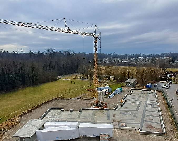 Baustelle mit Kran
