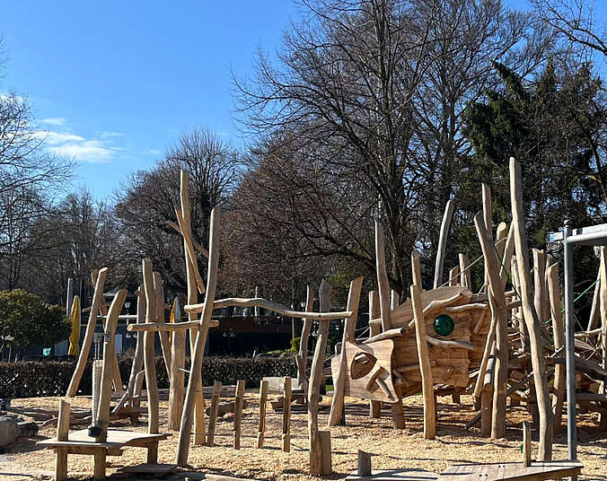 Ein Foto Klettergerüstes des Drachen-Kletter-Spielplatzes