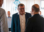 Kanzler Olaf Scholz im Gespräch mit Oberbürgermeister Andreas Brand. Foto: VfB Friedrichshafen e. V.